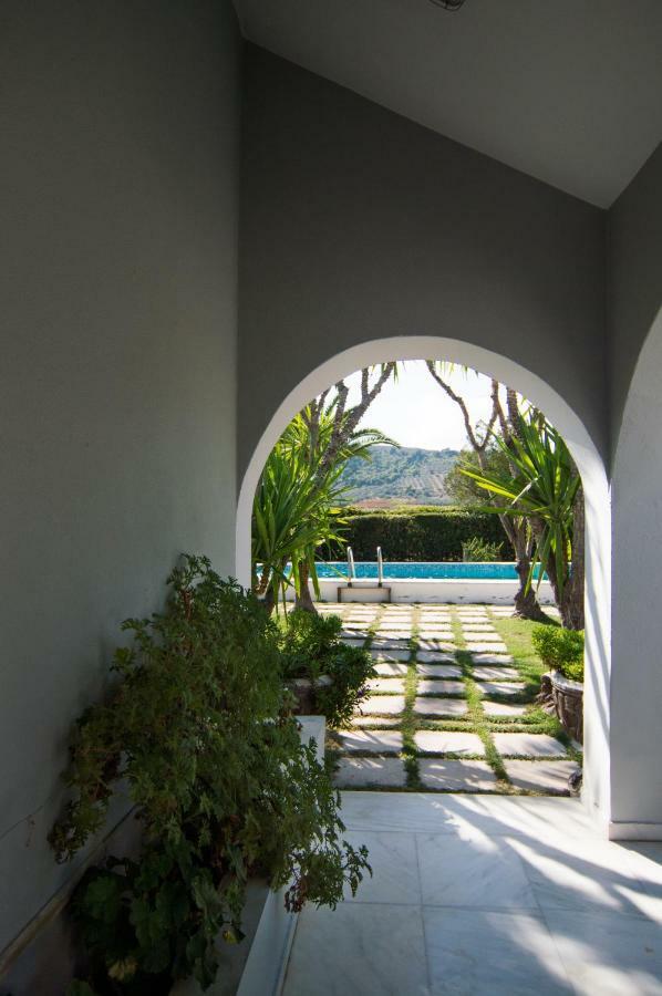 Country Villa Peloponnese With Tennis Court And Pool Zevgolateion Bagian luar foto